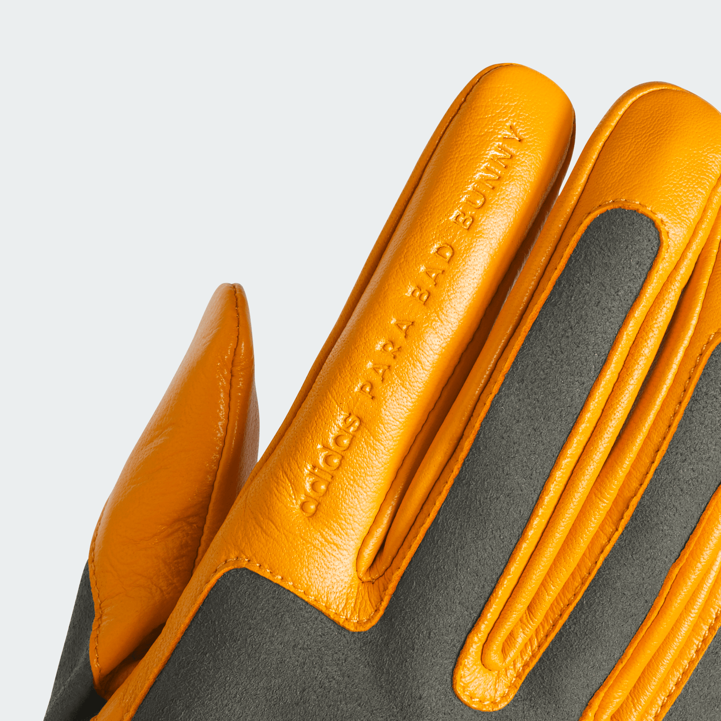 adidas para Bad Bunny x Mercedes - AMG F1 Racing Glove Gold - BAD BUNNY X ADIDAS